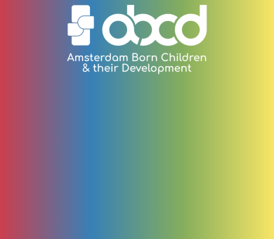 Kleine achtergrond me ABCD-logo in wit op kleurspectrum